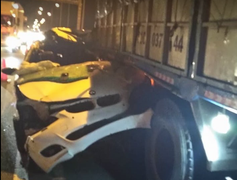 Xe BMW nát bươm sau khi tông vào ô tô tải, tài xế thiệt mạng