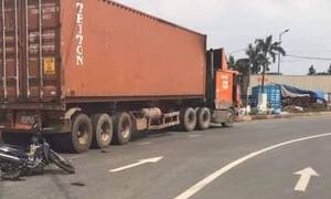Bé gái 2 tuổi bị xe container cán chết sau khi đi khám bệnh trở về