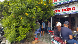 Kẻ bịt mặt dùng búa đập vỡ tủ kính, cướp 3 cây vàng