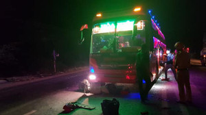 'Đấu' đèn pha gây chói mắt, tài xế xe khách và xe ben đuổi đánh nhau trên đường