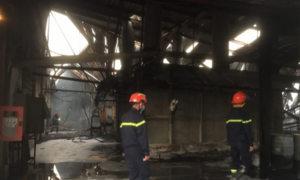 'Bà hỏa' thiêu rụi công ty gỗ rộng 3.000m2 ở Bình Dương