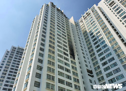 Cháy chung cư ở TP.HCM, cư dân nháo nhào tháo chạy