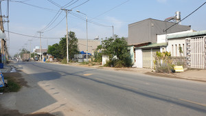 Bị cướp giật điện thoại, 2 cha con ngã ra đường bị xe tải tông trúng