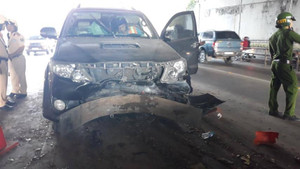 Tài xế bung cửa chạy sau khi đâm dải phân cách, bỏ lại cả ô tô thuốc lá