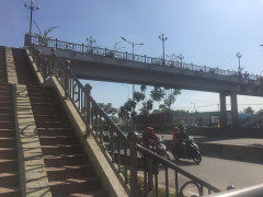 Đang đi trên cầu bộ hành, nữ sinh nôn ói rồi thiệt mạng