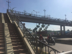 Nữ sinh nôn ói khi đi trên cầu bộ hành rồi thiệt mạng do bệnh lý