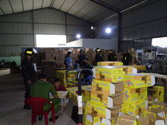 Bắt khẩn cấp 2 người làm giả nước tăng lực