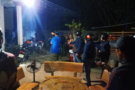 Bị vây bắt, nhóm cướp cố thủ trong nhà dùng bình gas, mã tấu chống công an