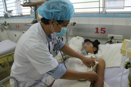 Hôn mê, gồng giật do... mu bàn chân bị thương