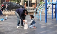 Video: Chỉ bằng 1 con chó cảnh, bé gái đang chơi cạnh mẹ bị dụ dỗ theo người lạ