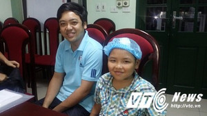 Bé 8 tuổi bị động kinh hiếm gặp bỗng dưng cười hàng chục lần mỗi ngày