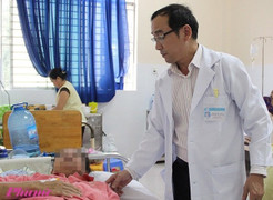 Bơm silicon làm nổ ngực, bác sĩ 'rởm' giam lỏng bệnh nhân