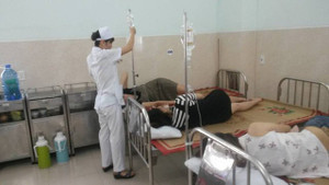 Hải Phòng: Ăn buffet hải sản trên bãi biển, hàng chục người nhập viện