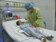 5 trẻ đồng loạt nhập viện, 1 trẻ chết đột ngột nghi do ăn vải?