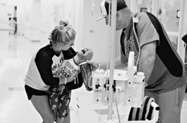 Đau xót nhìn hình ảnh em bé gào khóc sau khi hóa trị ung thư