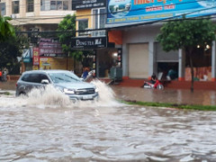 Mưa lớn, đường phố Thái Nguyên chìm trong biển nước