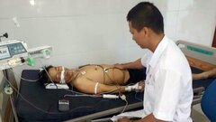 Trung tâm y tế Trường Sa cấp cứu cho ngư dân bị mất máu cấp
