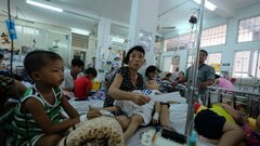 Sốt xuất huyết bùng phát, hàng trăm trẻ em nhập viện