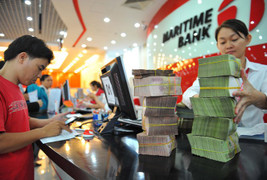 Giảm một loạt lãi suất điều hành: Một mũi tên bắn hai đích?