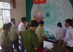 Mượn trụ sở công… bán hàng rong, giá cao cho dân