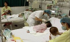 Cần phải có quy định bắt buộc người dân đưa con đi tiêm vắc xin