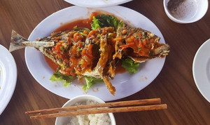 Bức xúc vì bị du khách tố 'chặt chém', chủ nhà hàng nhờ luật sư vào cuộc