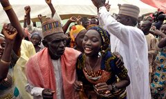 Bị phiến quân Nigeria Boko Haram bắt cóc, yêu luôn kẻ bắt cóc