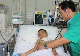 Thương tâm bé 5 tuổi ngã hàng rào, cây sắt cắt lìa cổ họng