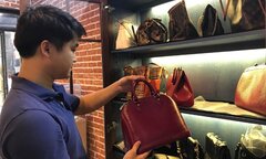 Bỏ lương ngàn USD về nhà... đánh giày, sửa túi