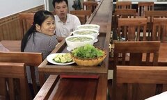 Quán phở lạ nhất Việt Nam: Điều khiển từ xa, phở tự chạy ra mời khách