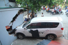 Tài xế đi giao hàng lái xe húc đổ ki-ốt ở Hà Nội