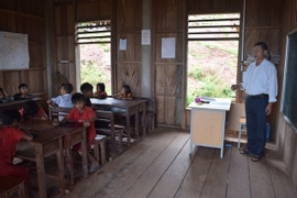 Thầy giáo gần 40 năm 'cõng' chữ lên miền ngược