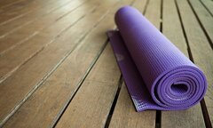 Mối hiểm họa khôn lường từ thảm yoga bẩn