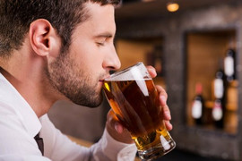 Cảnh báo: Đàn ông uống bia càng nhiều, ngực càng... to