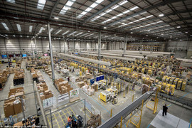 Cận cảnh bên trong kho hàng lớn bằng 7 sân bóng đá của Amazon trước ngày Black Friday 2017