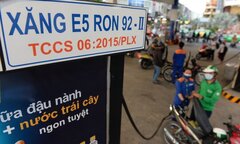 Petrolimex và PVOIL chính thức bán xăng E5 từ hôm nay