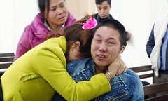Bị tuyên án tử do buôn ma tuý, chồng ôm vợ khóc nức nở