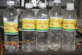 Kinh hoàng dấm giả làm từ nước lã trộn axit tuồn ra chợ Tết