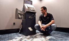 Hacker khiến ATM tự động nhả tiền