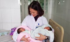 Kỳ diệu sản phụ sinh đôi, 1 bé gái còn nguyên trong bọc ối