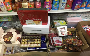 'Hốt bạc' từ nghề buôn bánh kẹo 'xách tay' dịp Tết