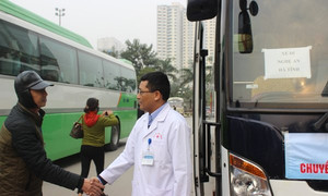 Xúc động hình ảnh tiễn bệnh nhân ung thư về quê ăn Tết