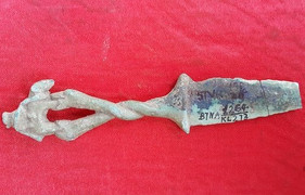 Bảo vật dao găm rắn ngậm chân voi hơn 2.000 tuổi ở xứ Nghệ