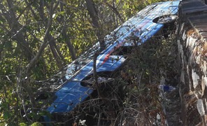 Xe chở khách viếng chùa lao xuống vực, cheo leo bên vách núi