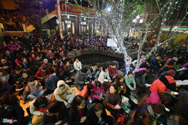 Hàng nghìn người chịu rét ngoài đường làm lễ dâng sao giải hạn