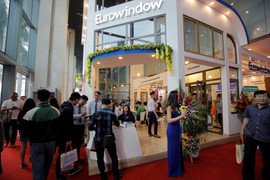 Sản phẩm kính đổi màu, cửa chống cháy Eurowindow thu hút khách tại Vietbuild Hà Nội 2018