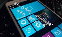 Lộ ảnh iPhone chạy Windows 10 Mobile