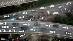 Xe cộ ùn ùn rời nội đô, cao tốc Pháp Vân ùn ứ