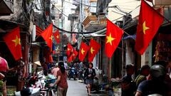 Phố phường Hà Nội rực rỡ cờ đỏ sao vàng mừng ngày thống nhất