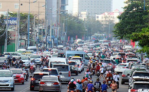 Chen nhau, xếp hàng xuống tắm biển tại Vũng Tàu dịp nghỉ lễ 30/4